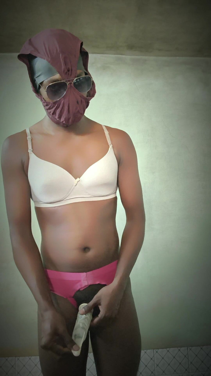 TS Azzy: TS azzy macht selbst-handjob-masturbation mit kondom