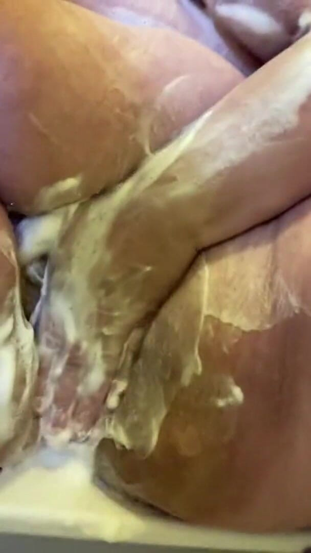 Real homemade BBW BBC porn: Bbwbootyful having a bath soaping my fat hair pussy