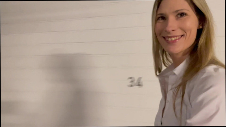 Mellybunnyluder: Hobby coura je přesvědčena šéfem agentury, aby šukala