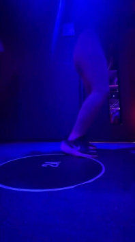 Frauen Fühlen Sich Heiß, Wenn Sie Im Fitnessstudio Sind, Und Berühren Sich Im Badezimmer Gegenseitig