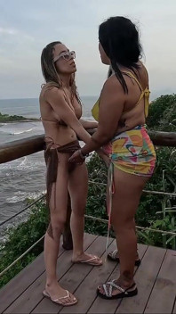 나와 내 친구가 해변에서 라이브로 키스하는 모습