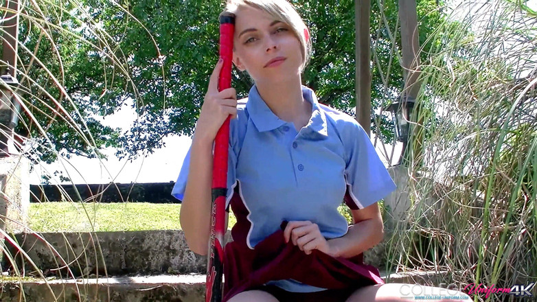 College Uniform: Baston de hochei se masturbează cu Chloe Jucărie