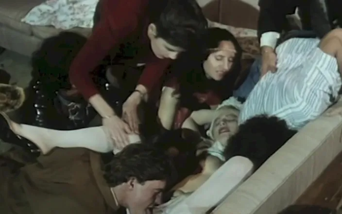 Inhonorof porn: Big Italian Orgy with Ron Jeremy and Cicciolina