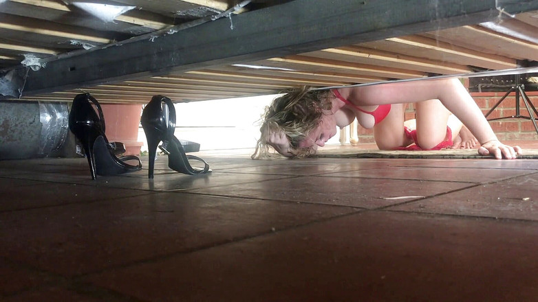 Erin Electra: 継母はベッドの下で立ち往生し、義理の息子から中出しを取得します