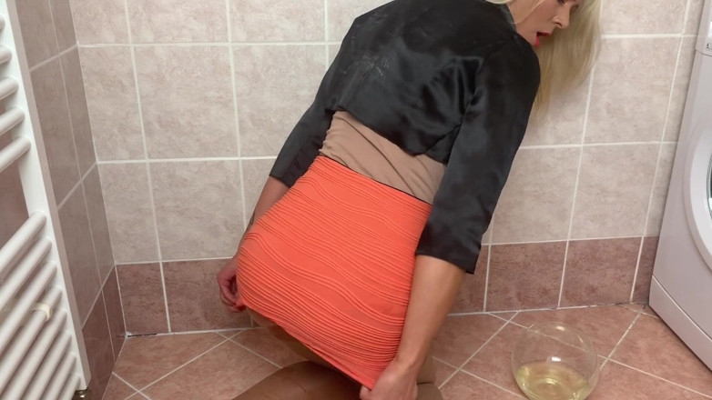 Claudia Macc: Pissen, benetzende kleidung, muschispiele