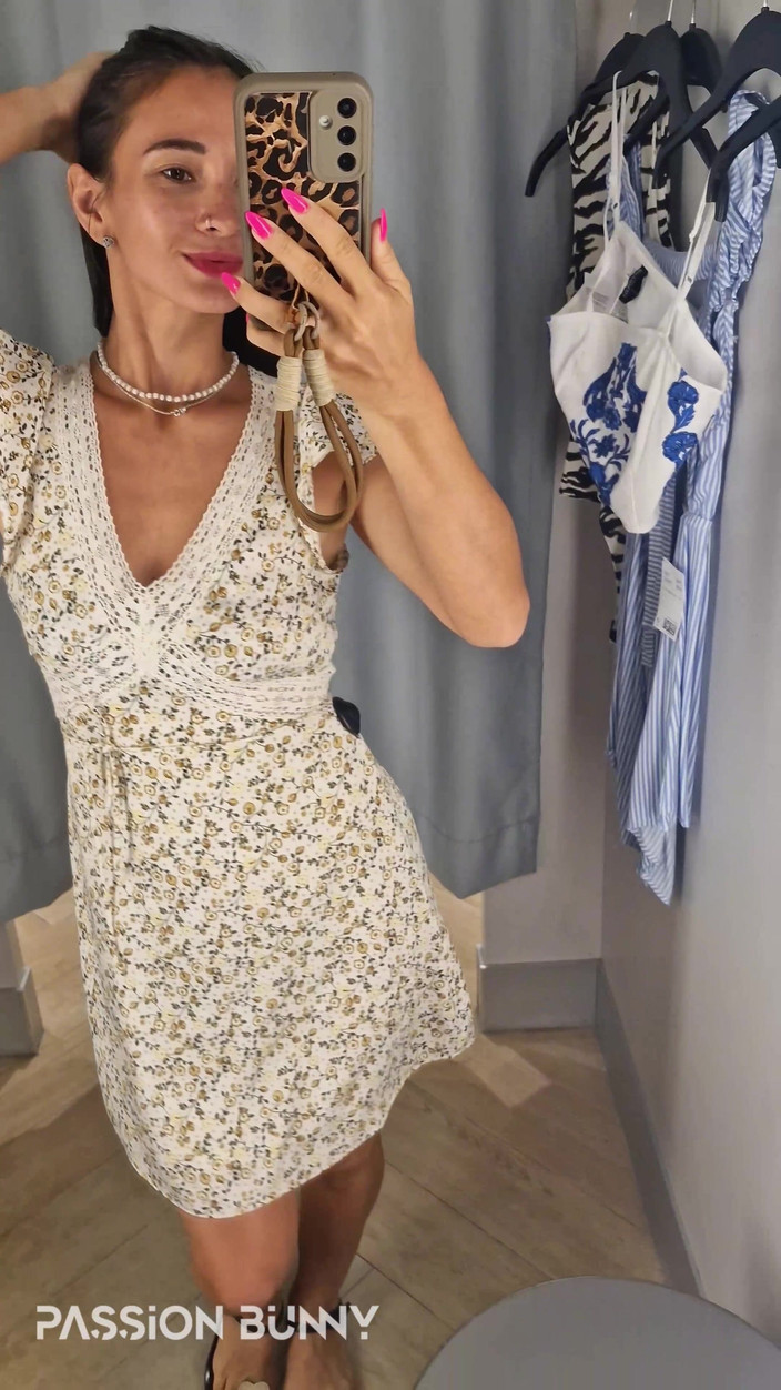 PassionBunny: Changement De Vêtements - Cabine D’essayage Et Jeu Avec Sa Chatte...