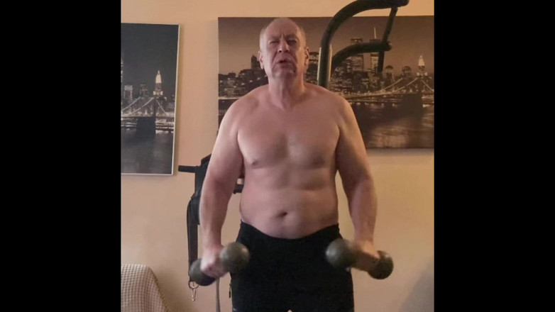 Alex Igogo: ワークアウト後に自慰行為をするオルフマン