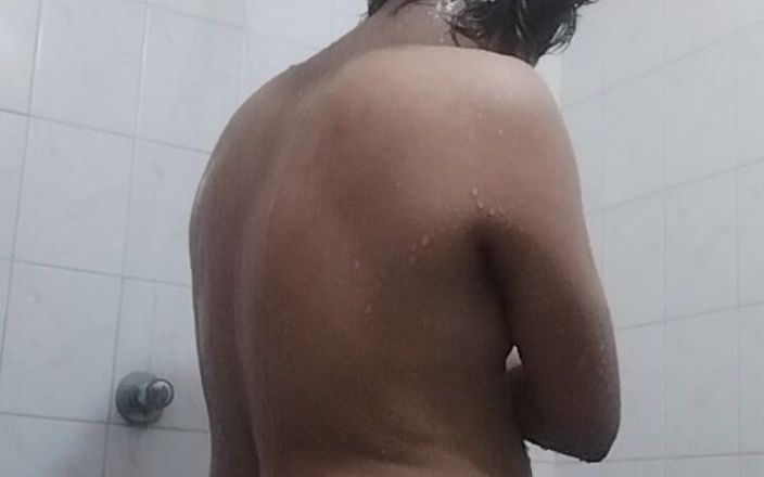 Nudycock: लंड स्नान