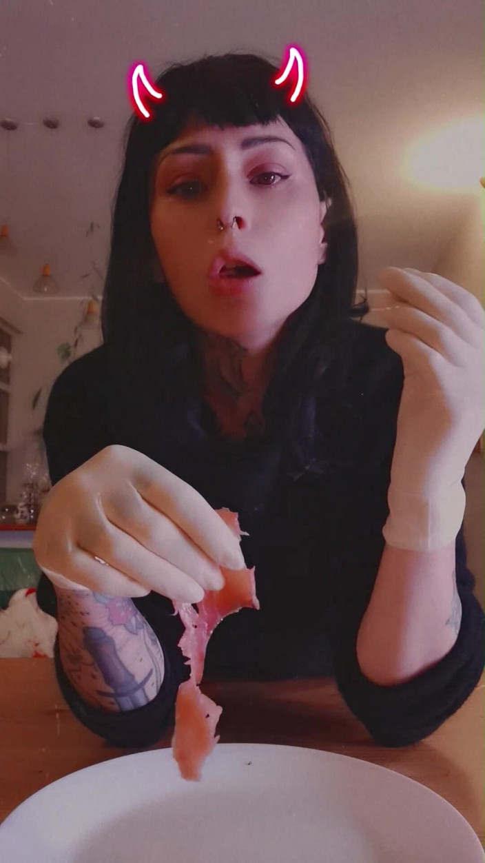 Your italian goddess: Ich bin hungrig, jetzt esse ich lachs, weiße latexhandschuhe, goddesslolli