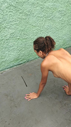 Lily Slav: Покірного вихованця взяли на прогулянку і годували закусками у дворі