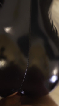 Tư thế yêu thích của tôi là doggystyle, và nghe những cú thổi kèn với âm thanh của latex khiến tôi càng thích hơn
