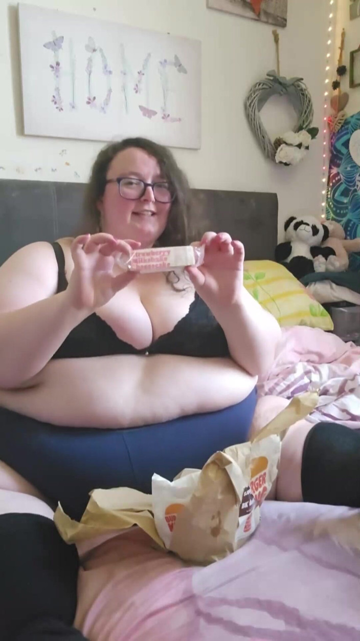 SSBBWLadyBrads: SSBBW nádivka na hamburger a chat část 1
