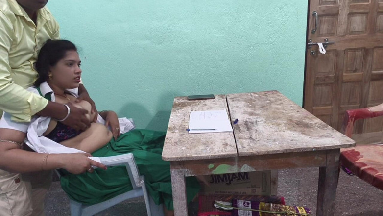 Sona bhabhi: Moje učitelka mě tvrdě ošukala v mém pokoji, když mi...