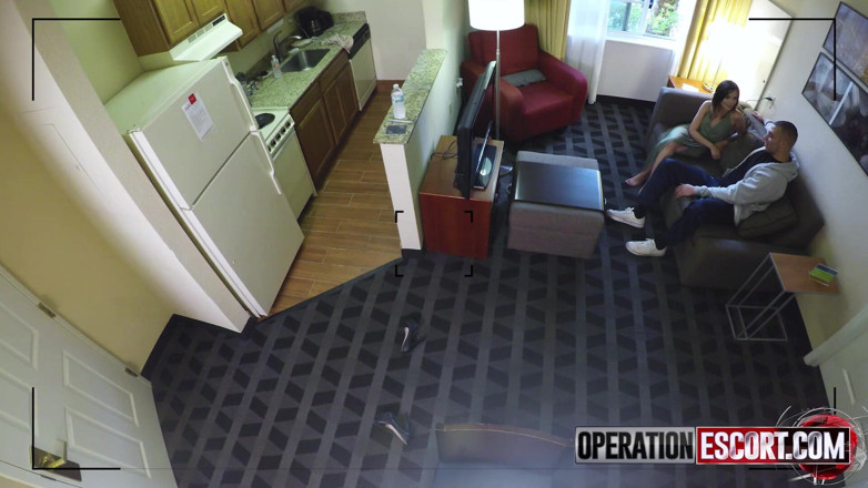 Operation Escort: Zara Brooks chycena při chycení při činu