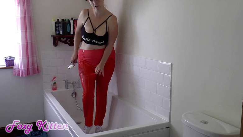 Foxy Redhead Kitten: Mercan pembesi tayt ve eğitmenlerle ıslanıyor