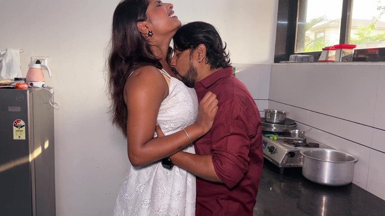 Desimaal69: A linda esposa estava trabalhando na cozinha, o marido veio...