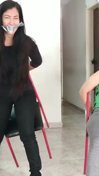 Üvey anne ve üvey kız hırsız adamdan esaret intikamı alıyor