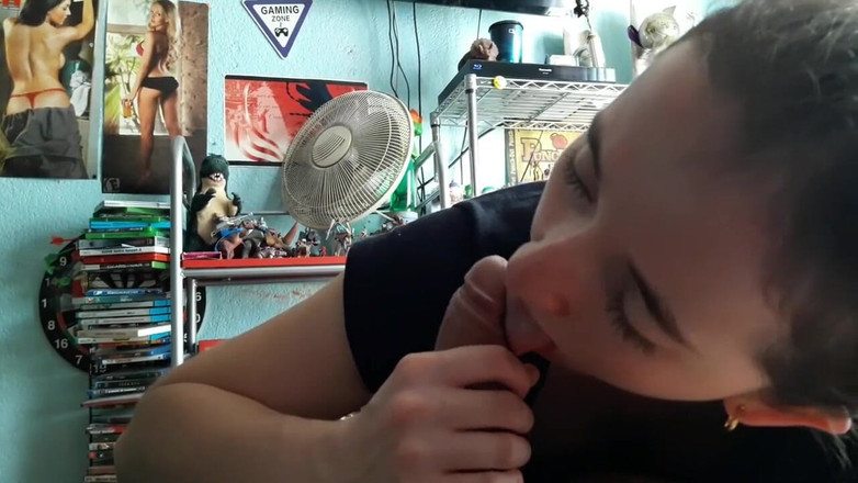 Kndy Kmille: Studentă de 19 ani suge o pulă până când ejaculează de 3...