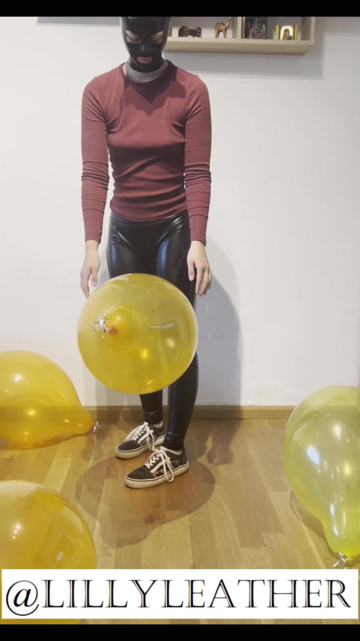 LillyLeather: Une fille huarde sort 4 ballons dans une tenue mignonne et...