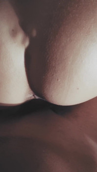 Me Encanta Sentir Su Polla Penetrarme Por Detrás Una Y Otra Vez Hasta Que Me Siente Que Se Hincha Y Se Corre En Mi Espalda.