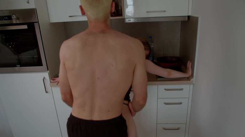 Spacenintenda: Ngajarin adik tiri cara masaknya: ngenttot, ciuman, ngentong sampai kering