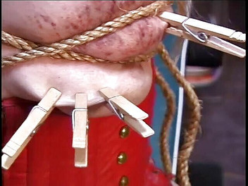 Dark Dungeon Secrets: 赤の女の子がおっぱいロープと乳首をつままれる