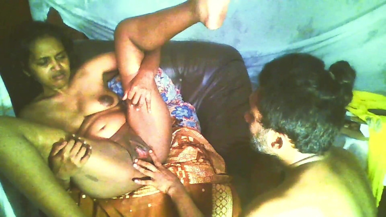 Tina Baby: Un maschio servo dello sri lanka viene sedotto dalla miLF