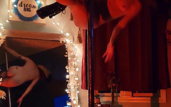 Kinkee Karma: Mich beim strippen beobachten, eine Show machen und mit schwanz...
