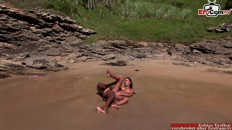 EroCom: Si cantik latina kurus berkongkek di pantai