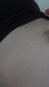 Latina-stiefschwester Putzt Bauchnabel Mit Einem Baumwolltapf Und Dann Nach Dem Putzen Beginnt Sie Mit Ihrem Bauch Zu Spielen
