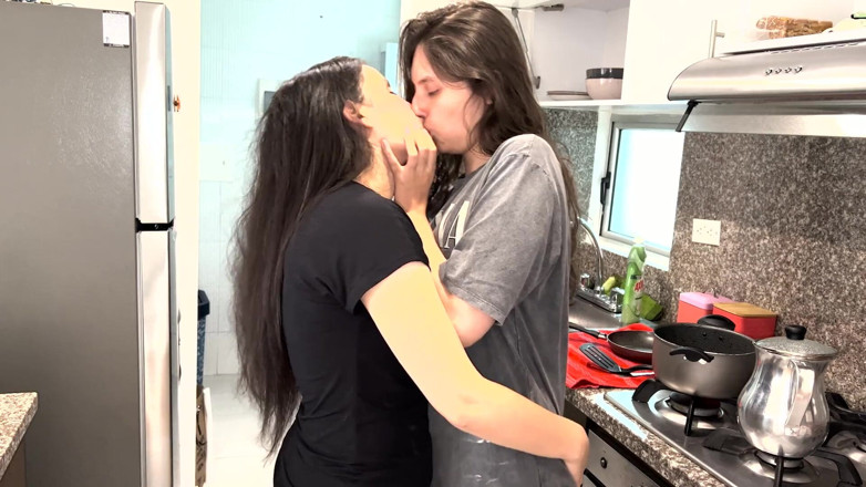 scarlettandc: Я люблю відчувати піхву своєї сусідки