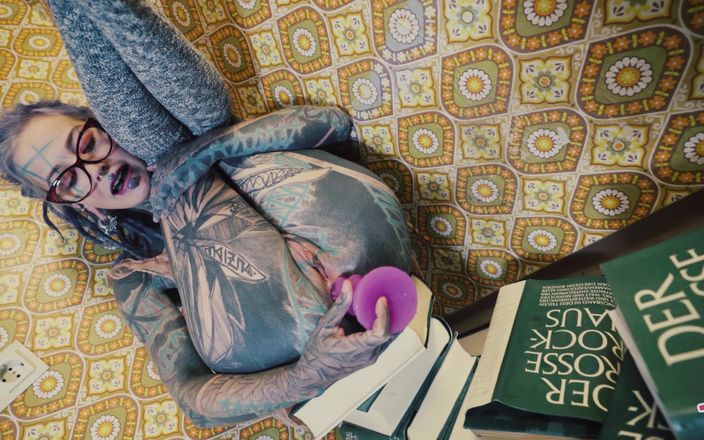 Z-Filmz: Anal delikler açıyor ve kitap ve oyuncakların üstüne işiyor