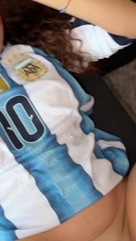 Une fan espagnole championne du monde baise l’Argentine après la finale - Alejaandalejo