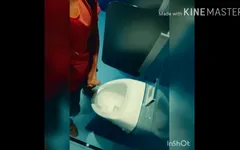 Umumi tuvalette mastürbasyon yapıyor. Pisuvar dölü teşhirci