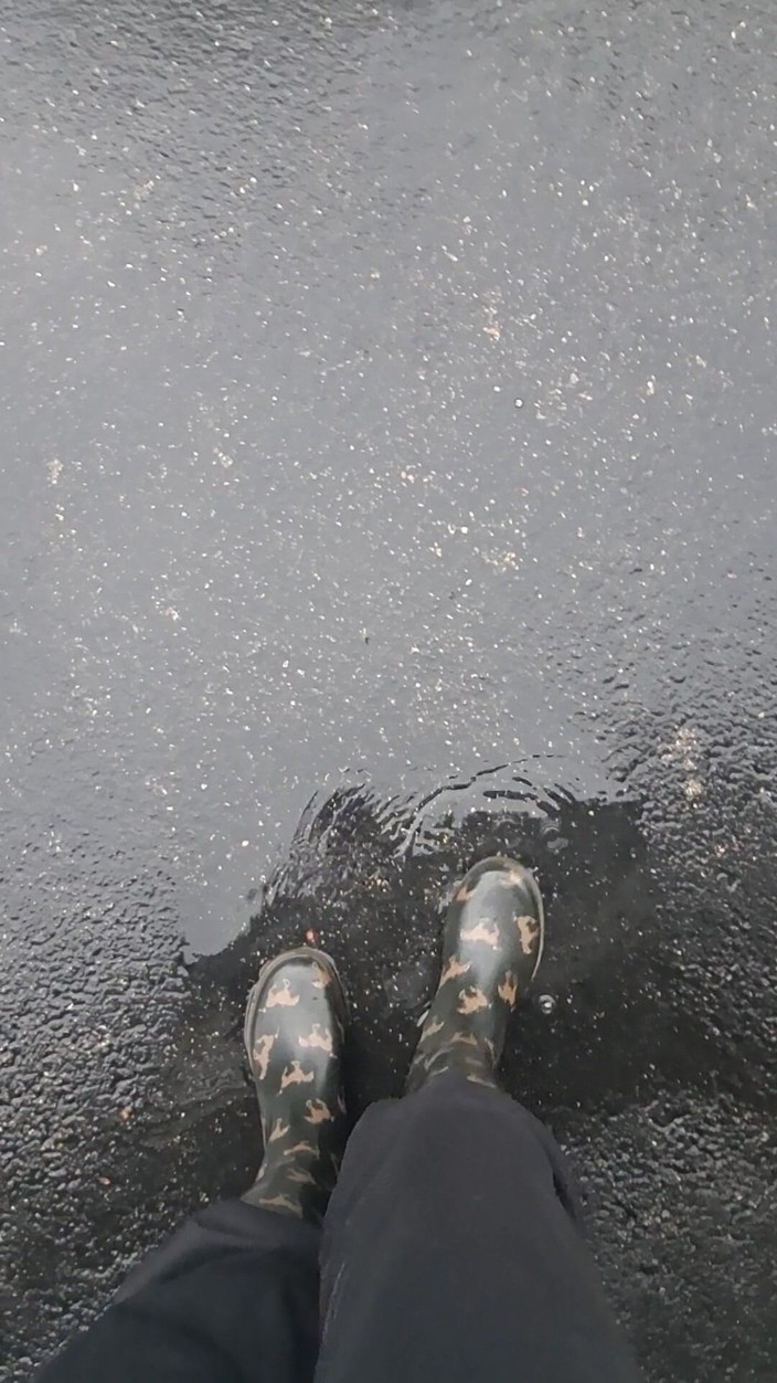 Naughty alchemy: Deszczowy dzień grać w butach