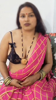 सुंदर भारतीय लड़की असली चरमसुख और फुहार वीडियो के साथ गंदी बात कर रही है हिंदी में