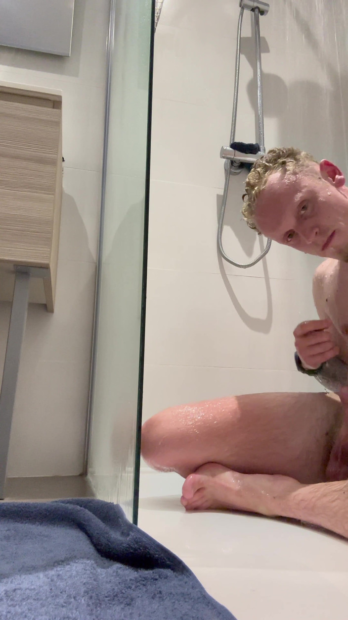 TinySimon: Fransız erkek duş sırasında gösteri yapıyor