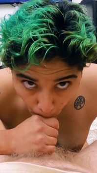 Queer Baby saje ptáka nerd přítele