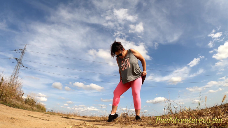 Pee Adventures: Une grosse fille désespérée mouille encore son pantalon