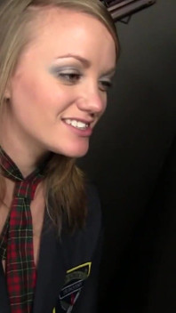Ragazza calda con tette enormi tradisce il fidanzato succhiando un cazzo enorme dal gloryhole