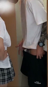 Přistižen Bratr Při Masturbaci Na Záchodě! Celé Video