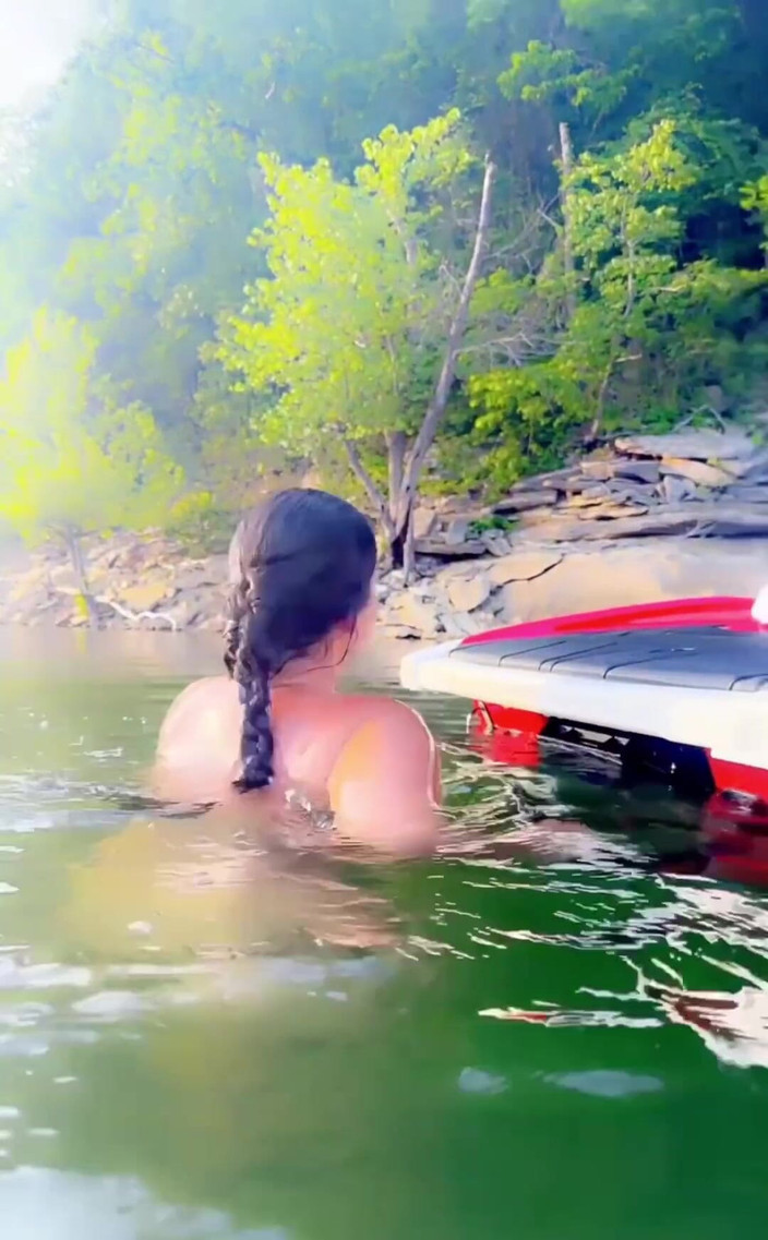 ItsMmmegan: さて、ここで別のリクエスト、スキニーディッピング!これは去年の夏だったのですが、あらためて見ると湖が恋しくなります