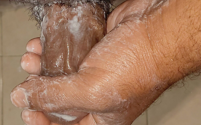 Jastin: Um estudante universitário pego enquanto se masturbava em seu quarto...