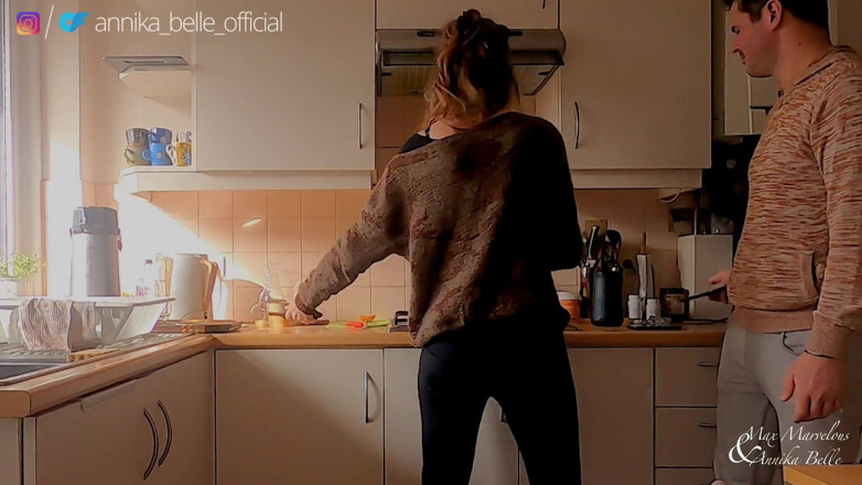 Max and Annika: Limona in cucina con la sorellastra, baci e diteggiatura- sensuali...