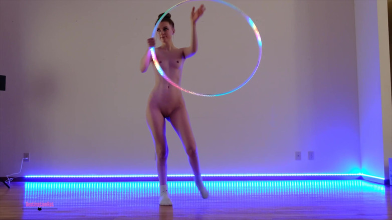 Destination Kat: Hula Hoop bailando y posando sin sonido