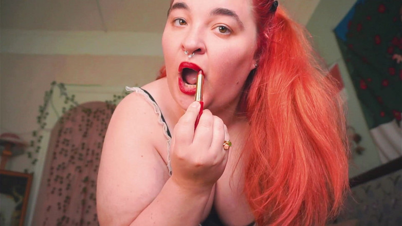 AssGives: Bbw-meid danst en schildert lippen