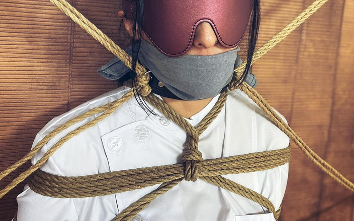 ushirosugatanomiki: नर्स चुपके से पूरे शरीर के बंधन के लिए लंग्स करती है