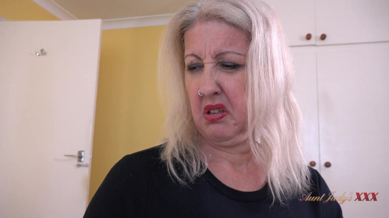 Aunt Judy's XXX: CiociaJudysXXX - Twoja dojrzała macocha Pani Maggie znajduje skradzione majtki stash (POV...