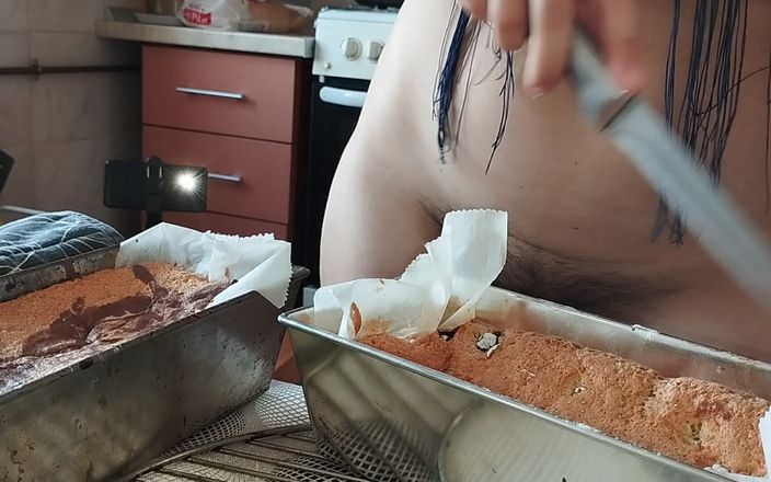 Amateur_MS: Горячая жена готовит обнаженную еду на кухне. Жена с волосатой киской, большими сиськами, большой задницей в любительском видео.