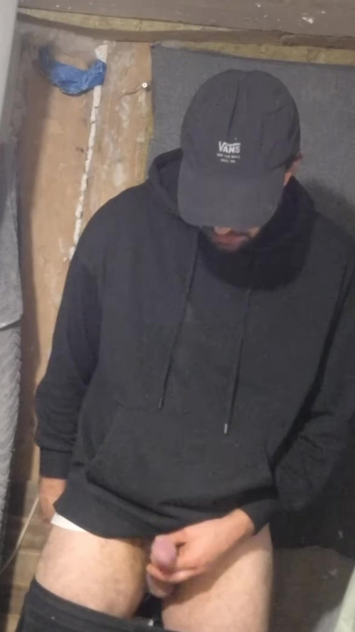 jerkofflover: Skater Ejakuluje V Opustenej Budove